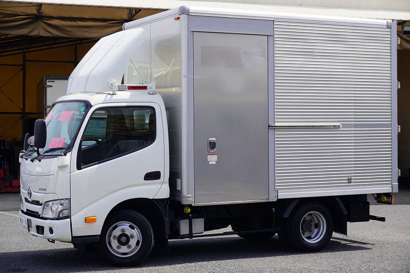 ダイナ　１０尺　アルミバン　積載２０００ｋｇ　サイドドア　ラッシング１段　導風板　９０度ストッパー　バックカメラ　社外ナビ　ＥＴＣ　ＬＥＤヘッドライト　スマートキー　電動パーキングブレーキ　クリアランスソナー　衝突軽減ブレーキ　車線逸脱警報　北村製　ワンオーナー！ＡＴ車！　車検「Ｒ７年１０月まで！」