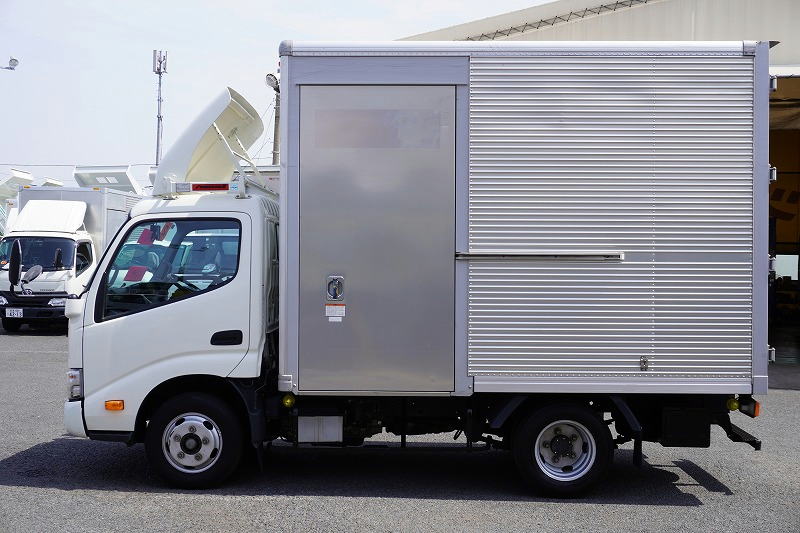 ダイナ　１０尺　アルミバン　積載２０００ｋｇ　サイドドア　ラッシング１段　導風板　９０度ストッパー　バックカメラ　社外ナビ　ＥＴＣ　ＬＥＤヘッドライト　スマートキー　電動パーキングブレーキ　クリアランスソナー　衝突軽減ブレーキ　車線逸脱警報　北村製　ワンオーナー！ＡＴ車！　車検「Ｒ７年１０月まで！」1