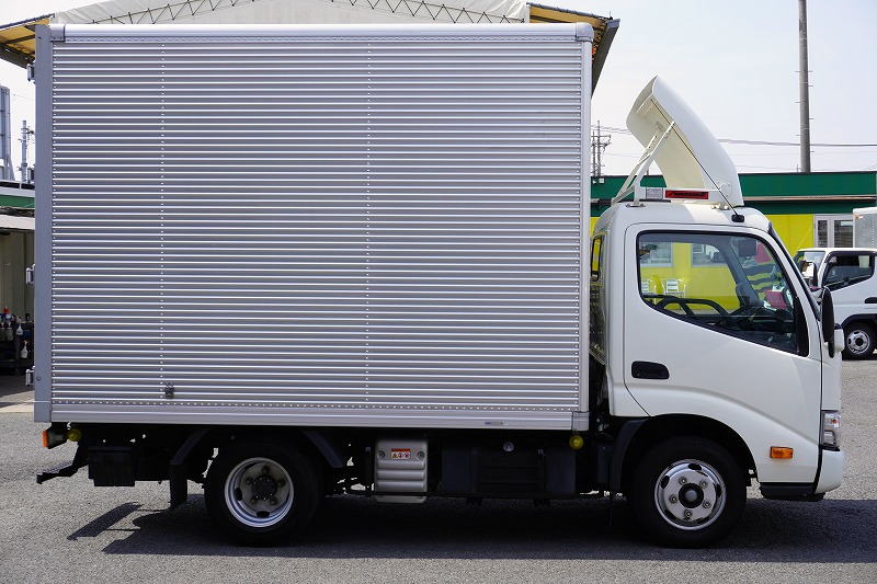 ダイナ　１０尺　アルミバン　積載２０００ｋｇ　サイドドア　ラッシング１段　導風板　９０度ストッパー　バックカメラ　社外ナビ　ＥＴＣ　ＬＥＤヘッドライト　スマートキー　電動パーキングブレーキ　クリアランスソナー　衝突軽減ブレーキ　車線逸脱警報　北村製　ワンオーナー！ＡＴ車！　車検「Ｒ７年１０月まで！」3