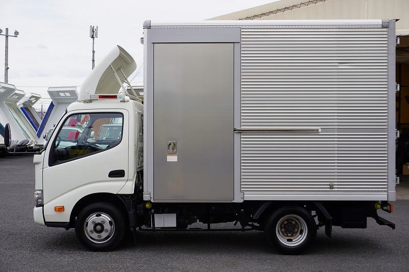 ダイナ　１０尺　アルミバン　積載２０００ｋｇ　サイドドア　ラッシング１段　導風板　９０度ストッパー　バックカメラ　社外ナビ　ＥＴＣ　ＬＥＤヘッドライト　スマートキー　電動パーキングブレーキ　クリアランスソナー　衝突軽減ブレーキ　車線逸脱警報　北村製　ワンオーナー！ＡＴ車！　車検「Ｒ７年１０月まで！」1