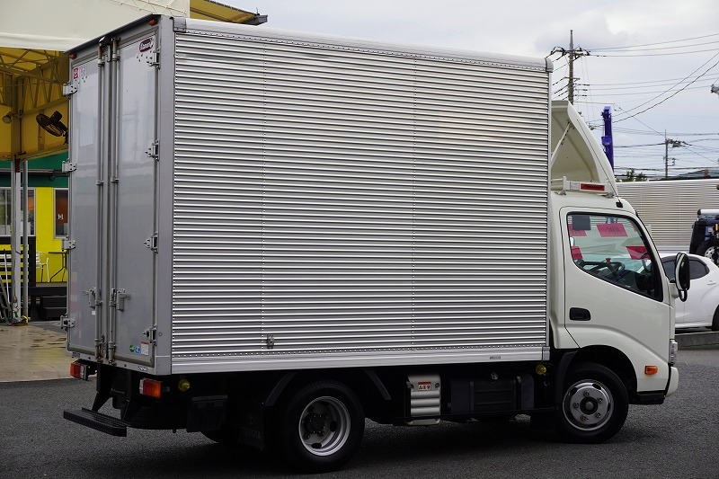 ダイナ　１０尺　アルミバン　積載２０００ｋｇ　サイドドア　ラッシング１段　導風板　９０度ストッパー　バックカメラ　社外ナビ　ＥＴＣ　ＬＥＤヘッドライト　スマートキー　電動パーキングブレーキ　クリアランスソナー　衝突軽減ブレーキ　車線逸脱警報　北村製　ワンオーナー！ＡＴ車！　車検「Ｒ７年１０月まで！」6