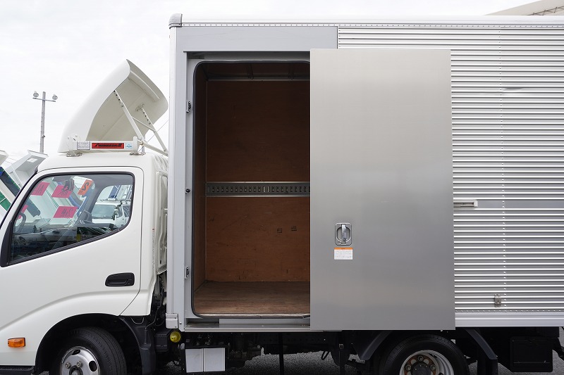 ダイナ　１０尺　アルミバン　積載２０００ｋｇ　サイドドア　ラッシング１段　導風板　９０度ストッパー　バックカメラ　社外ナビ　ＥＴＣ　ＬＥＤヘッドライト　スマートキー　電動パーキングブレーキ　クリアランスソナー　衝突軽減ブレーキ　車線逸脱警報　北村製　ワンオーナー！ＡＴ車！　車検「Ｒ７年１０月まで！」14