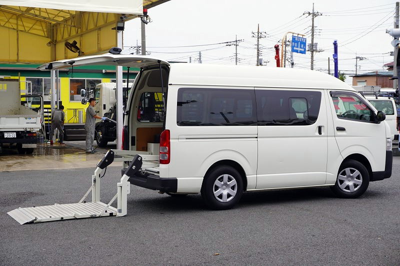 レジアスエース　ロング　ＤＸ　５ドア　「ハイルーフ」　ガソリン車　３人乗り　トヨタ車体製パワーゲート　荷台板張り　床フック　電格ミラー　ＥＴＣ　小窓　キーレス　ＡＴ車！フロント画像
