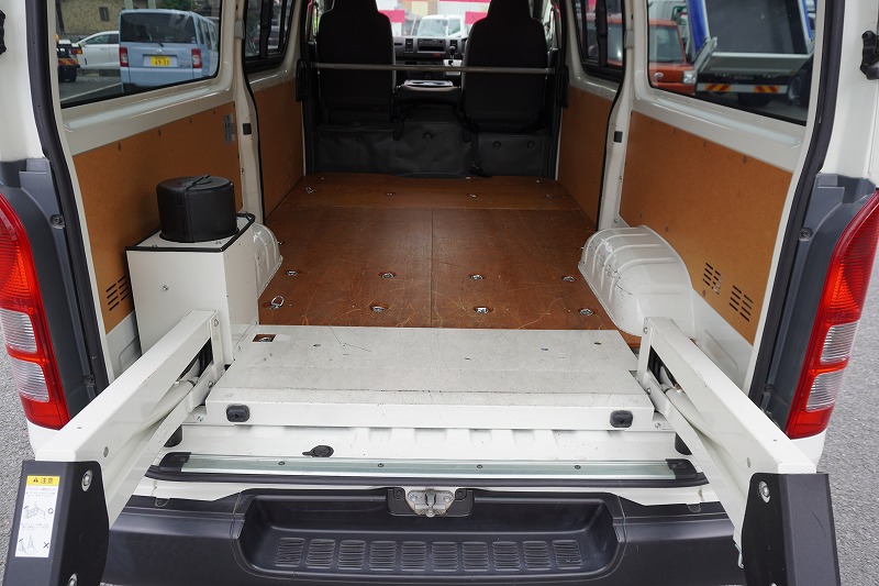 レジアスエース　ロング　ＤＸ　５ドア　「ハイルーフ」　ガソリン車　３人乗り　トヨタ車体製パワーゲート　荷台板張り　床フック　電格ミラー　ＥＴＣ　小窓　キーレス　ＡＴ車！14