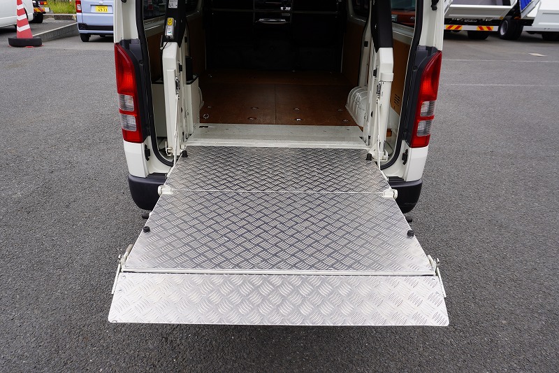 レジアスエース　ロング　ＤＸ　５ドア　「ハイルーフ」　ガソリン車　３人乗り　トヨタ車体製パワーゲート　荷台板張り　床フック　電格ミラー　ＥＴＣ　小窓　キーレス　ＡＴ車！20