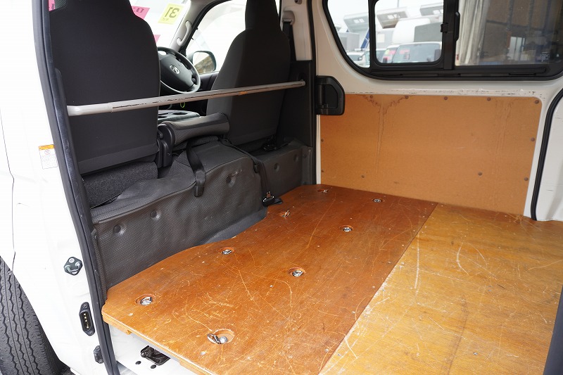 レジアスエース　ロング　ＤＸ　５ドア　「ハイルーフ」　ガソリン車　３人乗り　トヨタ車体製パワーゲート　荷台板張り　床フック　電格ミラー　ＥＴＣ　小窓　キーレス　ＡＴ車！25