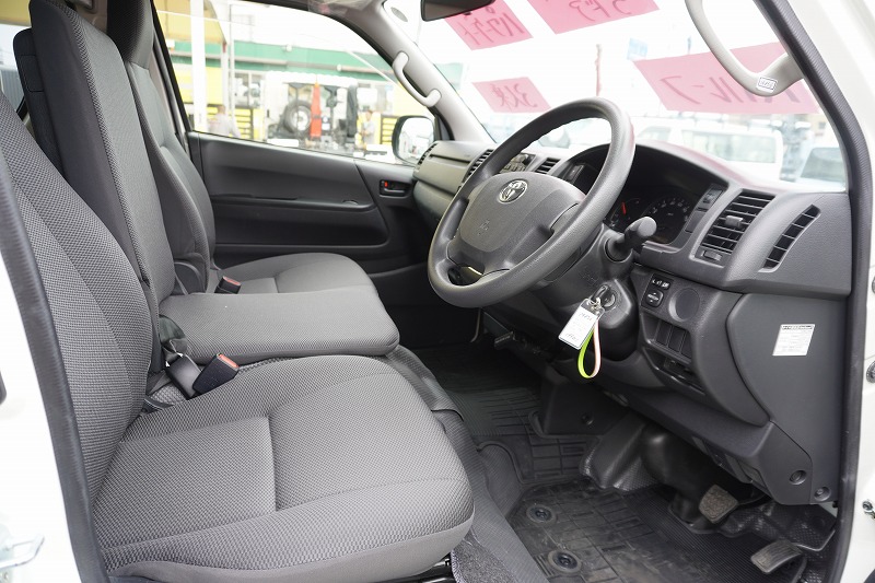 レジアスエース　ロング　ＤＸ　５ドア　「ハイルーフ」　ガソリン車　３人乗り　トヨタ車体製パワーゲート　荷台板張り　床フック　電格ミラー　ＥＴＣ　小窓　キーレス　ＡＴ車！35