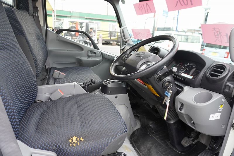 デュトロ　１０尺　アルミバン　積載２０００ｋｇ　ラッシング２段　バックカメラ　社外ナビ　ＥＴＣ　左電格ミラー　ＬＥＤヘッドライト　電動パーキングブレーキ　クリアランスソナー　全高２．８ｍ以下　９０度ストッパー　パブコ製　ＡＴ車！　車検「Ｒ８年３月まで！」32