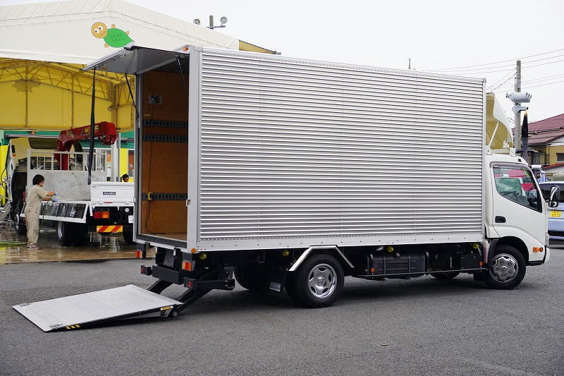 デュトロ　「標準幅　ロング」　アルミバン　積載２０００ｋｇ　跳ね上げ式　パワーゲート　ラッシング３段　ラジコン　バックカメラ　ＥＴＣ２．０　左電格ミラー　坂道発進補助　スマートキー　電動パーキングブレーキ　ＬＥＤヘッドライト＆フォグランプ　導風板　メッキホイールライナー　５速ＭＴ！　車検「Ｒ７年９月まで！」フロント画像