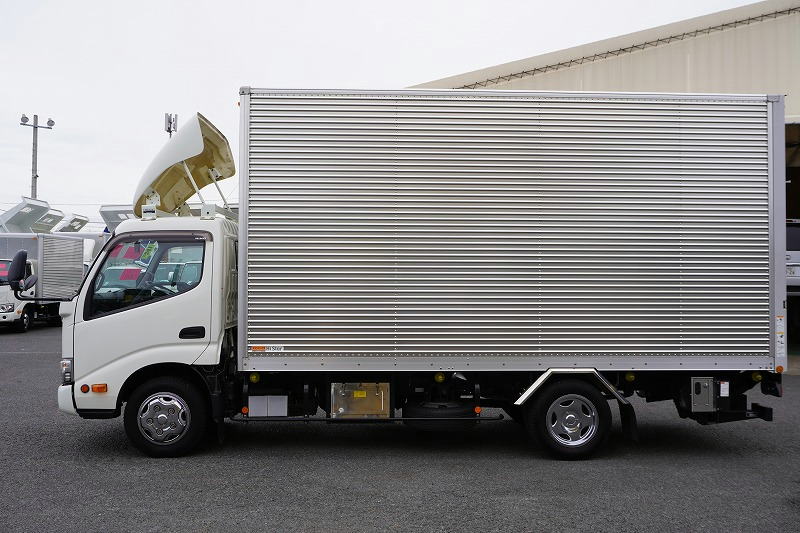 デュトロ　「標準幅　ロング」　アルミバン　積載２０００ｋｇ　跳ね上げ式　パワーゲート　ラッシング３段　ラジコン　バックカメラ　ＥＴＣ２．０　左電格ミラー　坂道発進補助　スマートキー　電動パーキングブレーキ　ＬＥＤヘッドライト＆フォグランプ　導風板　メッキホイールライナー　５速ＭＴ！　車検「Ｒ７年９月まで！」1
