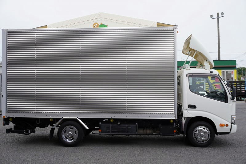 デュトロ　「標準幅　ロング」　アルミバン　積載２０００ｋｇ　跳ね上げ式　パワーゲート　ラッシング３段　ラジコン　バックカメラ　ＥＴＣ２．０　左電格ミラー　坂道発進補助　スマートキー　電動パーキングブレーキ　ＬＥＤヘッドライト＆フォグランプ　導風板　メッキホイールライナー　５速ＭＴ！　車検「Ｒ７年９月まで！」3