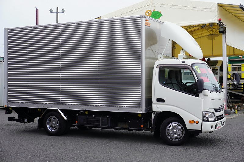 デュトロ　「標準幅　ロング」　アルミバン　積載２０００ｋｇ　跳ね上げ式　パワーゲート　ラッシング３段　ラジコン　バックカメラ　ＥＴＣ２．０　左電格ミラー　坂道発進補助　スマートキー　電動パーキングブレーキ　ＬＥＤヘッドライト＆フォグランプ　導風板　メッキホイールライナー　５速ＭＴ！　車検「Ｒ７年９月まで！」4