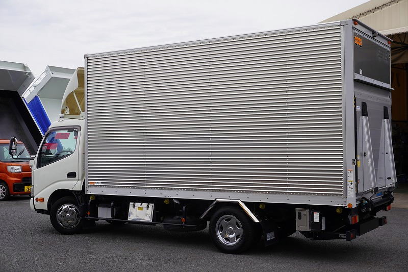 デュトロ　「標準幅　ロング」　アルミバン　積載２０００ｋｇ　跳ね上げ式　パワーゲート　ラッシング３段　ラジコン　バックカメラ　ＥＴＣ２．０　左電格ミラー　坂道発進補助　スマートキー　電動パーキングブレーキ　ＬＥＤヘッドライト＆フォグランプ　導風板　メッキホイールライナー　５速ＭＴ！　車検「Ｒ７年９月まで！」5