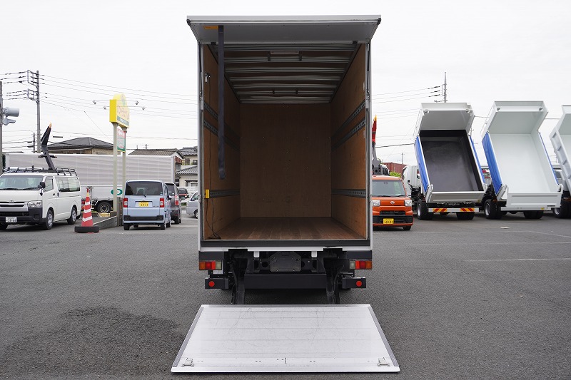 デュトロ　「標準幅　ロング」　アルミバン　積載２０００ｋｇ　跳ね上げ式　パワーゲート　ラッシング３段　ラジコン　バックカメラ　ＥＴＣ２．０　左電格ミラー　坂道発進補助　スマートキー　電動パーキングブレーキ　ＬＥＤヘッドライト＆フォグランプ　導風板　メッキホイールライナー　５速ＭＴ！　車検「Ｒ７年９月まで！」18