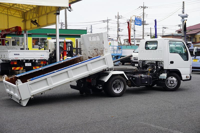 エルフ　「標準幅」　強化　ローダーダンプ　新明和製　三方開　積載３０００ｋｇ　手動コボレーン　スライド用ラジコン　ダンプピン　ＥＴＣ　ＡＴ車！フロント画像