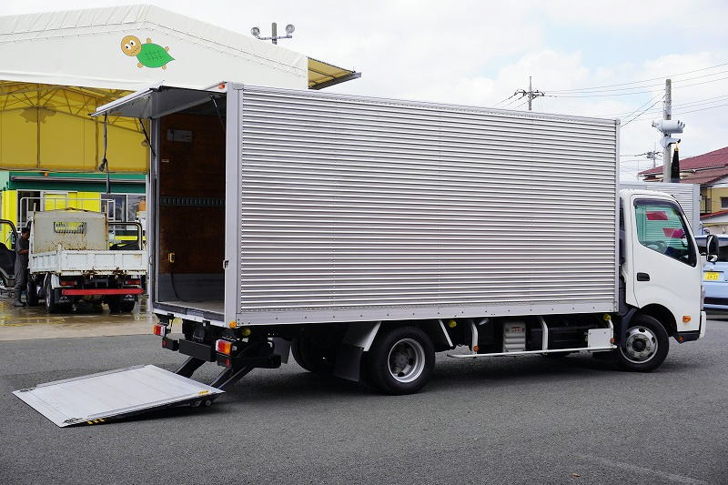 デュトロ　「ワイドロング」　アルミバン　積載３０００ｋｇ　跳ね上げ式　パワーゲート　ラッシング１段　バックカメラ　ＥＴＣ２．０　左電格ミラー　坂道発進補助　ＬＥＤヘッドライト＆フォグランプ　クリアランスソナー　衝突軽減ブレーキ　車線逸脱警報　トランテックス製　６速ＭＴ！フロント画像