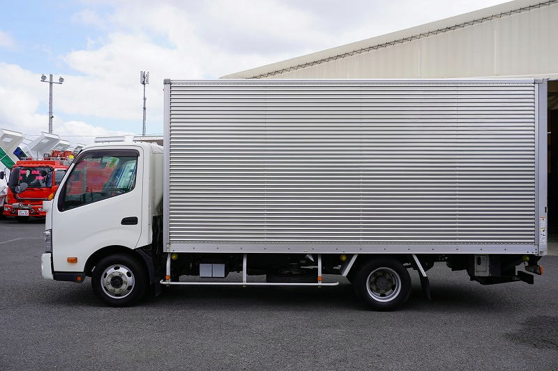 デュトロ　「ワイドロング」　アルミバン　積載３０００ｋｇ　跳ね上げ式　パワーゲート　ラッシング１段　バックカメラ　ＥＴＣ２．０　左電格ミラー　坂道発進補助　ＬＥＤヘッドライト＆フォグランプ　クリアランスソナー　衝突軽減ブレーキ　車線逸脱警報　トランテックス製　６速ＭＴ！1