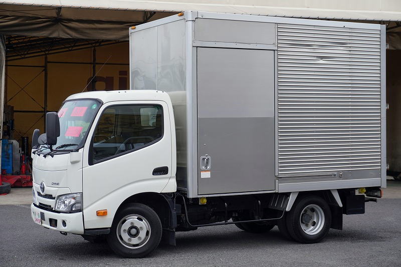 ダイナ　１０尺　アルミバン　積載２０００ｋｇ　サイドドア　ラッシング２段　床フック３対　９０度ストッパー　左電格ミラー　バックカメラ　ＥＴＣ　ＬＥＤヘッドライト　スマートキー　電動パーキングブレーキ　クリアランスソナー　衝突軽減ブレーキ　車線逸脱警報　トヨタ車体製　ワンオーナー！ＡＴ車！フロント画像