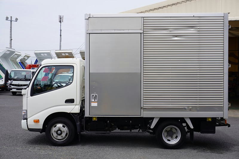 ダイナ　１０尺　アルミバン　積載２０００ｋｇ　サイドドア　ラッシング２段　床フック３対　９０度ストッパー　左電格ミラー　バックカメラ　ＥＴＣ　ＬＥＤヘッドライト　スマートキー　電動パーキングブレーキ　クリアランスソナー　衝突軽減ブレーキ　車線逸脱警報　トヨタ車体製　ワンオーナー！ＡＴ車！1
