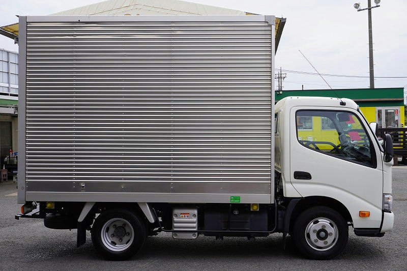 ダイナ　１０尺　アルミバン　積載２０００ｋｇ　サイドドア　ラッシング２段　床フック３対　９０度ストッパー　左電格ミラー　バックカメラ　ＥＴＣ　ＬＥＤヘッドライト　スマートキー　電動パーキングブレーキ　クリアランスソナー　衝突軽減ブレーキ　車線逸脱警報　トヨタ車体製　ワンオーナー！ＡＴ車！3