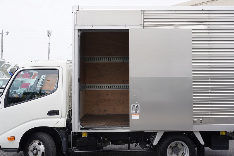 ダイナ　１０尺　アルミバン　積載２０００ｋｇ　サイドドア　ラッシング２段　床フック３対　９０度ストッパー　左電格ミラー　バックカメラ　ＥＴＣ　ＬＥＤヘッドライト　スマートキー　電動パーキングブレーキ　クリアランスソナー　衝突軽減ブレーキ　車線逸脱警報　トヨタ車体製　ワンオーナー！ＡＴ車！14