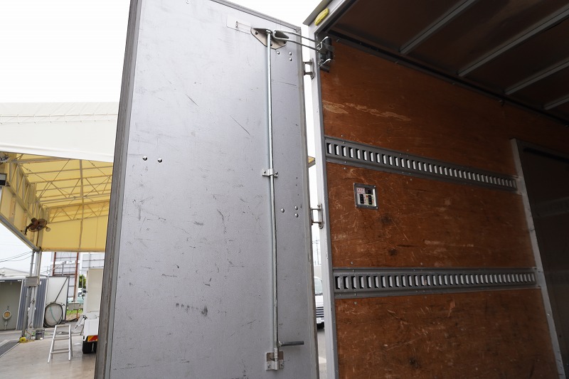 ダイナ　１０尺　アルミバン　積載２０００ｋｇ　サイドドア　ラッシング２段　床フック３対　９０度ストッパー　左電格ミラー　バックカメラ　ＥＴＣ　ＬＥＤヘッドライト　スマートキー　電動パーキングブレーキ　クリアランスソナー　衝突軽減ブレーキ　車線逸脱警報　トヨタ車体製　ワンオーナー！ＡＴ車！20