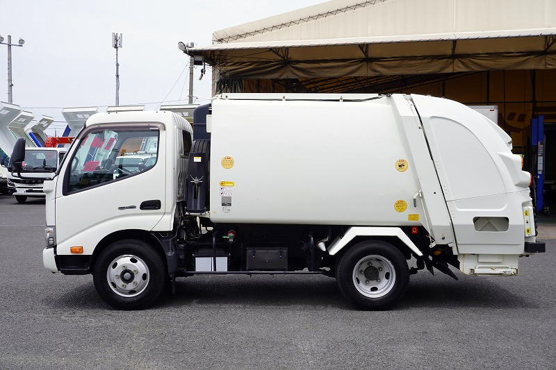 デュトロ　「標準幅」　パッカー車　プレス式　積載２０００ｋｇ　極東製　４．３立米　連続動作　汚水タンク　防臭扉　バックカメラ　ＥＴＣ　左電格ミラー　坂道発進補助　フォグランプ　電動パーキングブレーキ　衝突軽減ブレーキ　車線逸脱警報　ワンオーナー！５速ＭＴ！　車検「Ｒ８年３月まで！」1