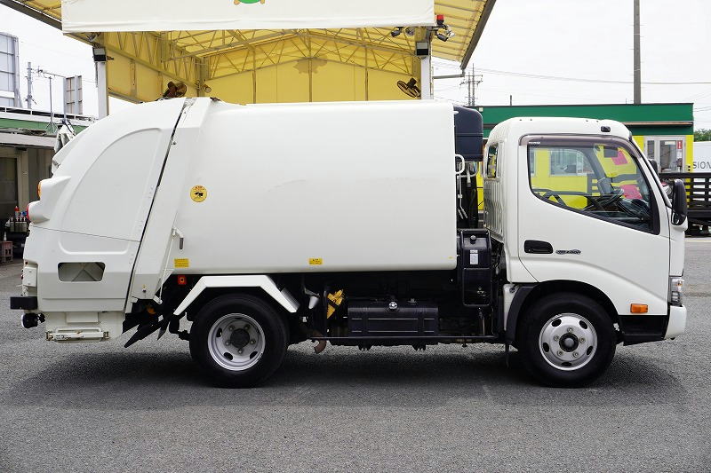 デュトロ　「標準幅」　パッカー車　プレス式　積載２０００ｋｇ　極東製　４．３立米　連続動作　汚水タンク　防臭扉　バックカメラ　ＥＴＣ　左電格ミラー　坂道発進補助　フォグランプ　電動パーキングブレーキ　衝突軽減ブレーキ　車線逸脱警報　ワンオーナー！５速ＭＴ！　車検「Ｒ８年３月まで！」3