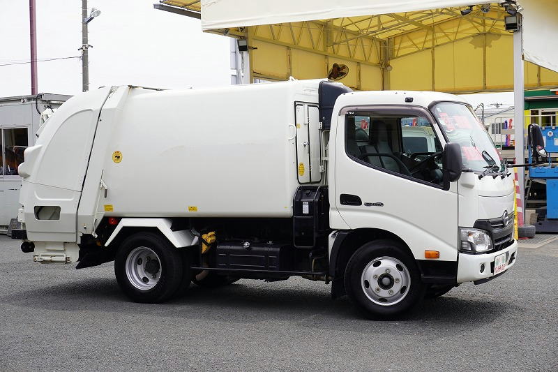 デュトロ　「標準幅」　パッカー車　プレス式　積載２０００ｋｇ　極東製　４．３立米　連続動作　汚水タンク　防臭扉　バックカメラ　ＥＴＣ　左電格ミラー　坂道発進補助　フォグランプ　電動パーキングブレーキ　衝突軽減ブレーキ　車線逸脱警報　ワンオーナー！５速ＭＴ！　車検「Ｒ８年３月まで！」4