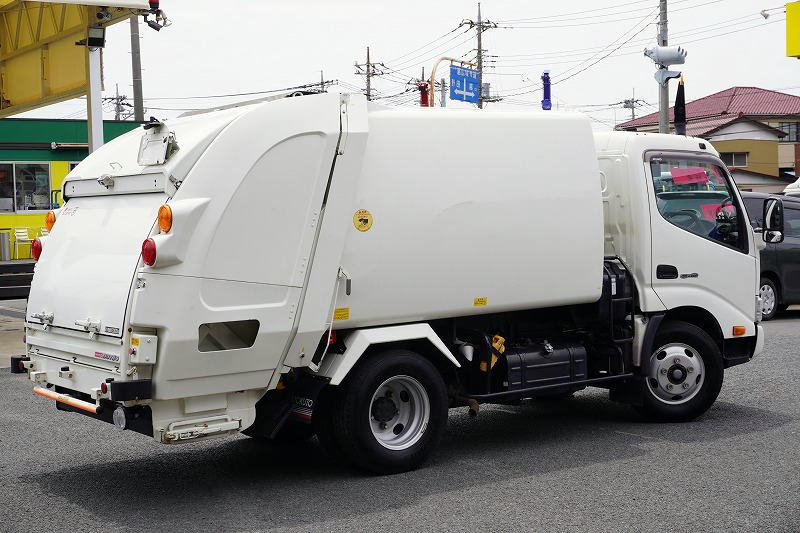 デュトロ　「標準幅」　パッカー車　プレス式　積載２０００ｋｇ　極東製　４．３立米　連続動作　汚水タンク　防臭扉　バックカメラ　ＥＴＣ　左電格ミラー　坂道発進補助　フォグランプ　電動パーキングブレーキ　衝突軽減ブレーキ　車線逸脱警報　ワンオーナー！５速ＭＴ！　車検「Ｒ８年３月まで！」6