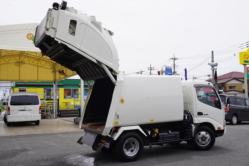 デュトロ　「標準幅」　パッカー車　プレス式　積載２０００ｋｇ　極東製　４．３立米　連続動作　汚水タンク　防臭扉　バックカメラ　ＥＴＣ　左電格ミラー　坂道発進補助　フォグランプ　電動パーキングブレーキ　衝突軽減ブレーキ　車線逸脱警報　ワンオーナー！５速ＭＴ！　車検「Ｒ８年３月まで！」22