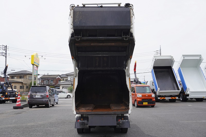 デュトロ　「標準幅」　パッカー車　プレス式　積載２０００ｋｇ　極東製　４．３立米　連続動作　汚水タンク　防臭扉　バックカメラ　ＥＴＣ　左電格ミラー　坂道発進補助　フォグランプ　電動パーキングブレーキ　衝突軽減ブレーキ　車線逸脱警報　ワンオーナー！５速ＭＴ！　車検「Ｒ８年３月まで！」23