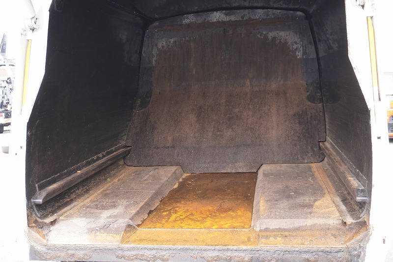 デュトロ　「標準幅」　パッカー車　プレス式　積載２０００ｋｇ　極東製　４．３立米　連続動作　汚水タンク　防臭扉　バックカメラ　ＥＴＣ　左電格ミラー　坂道発進補助　フォグランプ　電動パーキングブレーキ　衝突軽減ブレーキ　車線逸脱警報　ワンオーナー！５速ＭＴ！　車検「Ｒ８年３月まで！」24