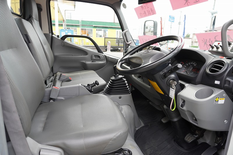 デュトロ　「標準幅」　パッカー車　プレス式　積載２０００ｋｇ　極東製　４．３立米　連続動作　汚水タンク　防臭扉　バックカメラ　ＥＴＣ　左電格ミラー　坂道発進補助　フォグランプ　電動パーキングブレーキ　衝突軽減ブレーキ　車線逸脱警報　ワンオーナー！５速ＭＴ！　車検「Ｒ８年３月まで！」35