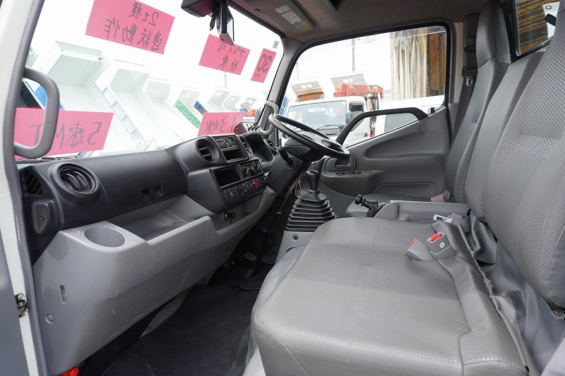 デュトロ　「標準幅」　パッカー車　プレス式　積載２０００ｋｇ　極東製　４．３立米　連続動作　汚水タンク　防臭扉　バックカメラ　ＥＴＣ　左電格ミラー　坂道発進補助　フォグランプ　電動パーキングブレーキ　衝突軽減ブレーキ　車線逸脱警報　ワンオーナー！５速ＭＴ！　車検「Ｒ８年３月まで！」36
