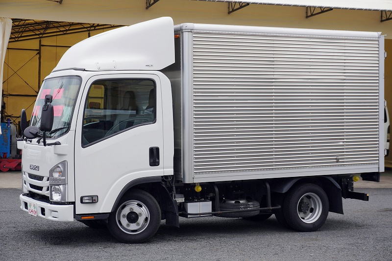 エルフ　１０尺　アルミバン　積載２０００ｋｇ　ラッシング２段　バックカメラ　社外ナビ　ＥＴＣ　全高２．８ｍ　導風板　９０度ストッパー　パブコ製　衝突軽減ブレーキ　車線逸脱警報　ＡＴ車！　車検「Ｒ８年２月まで！」フロント画像