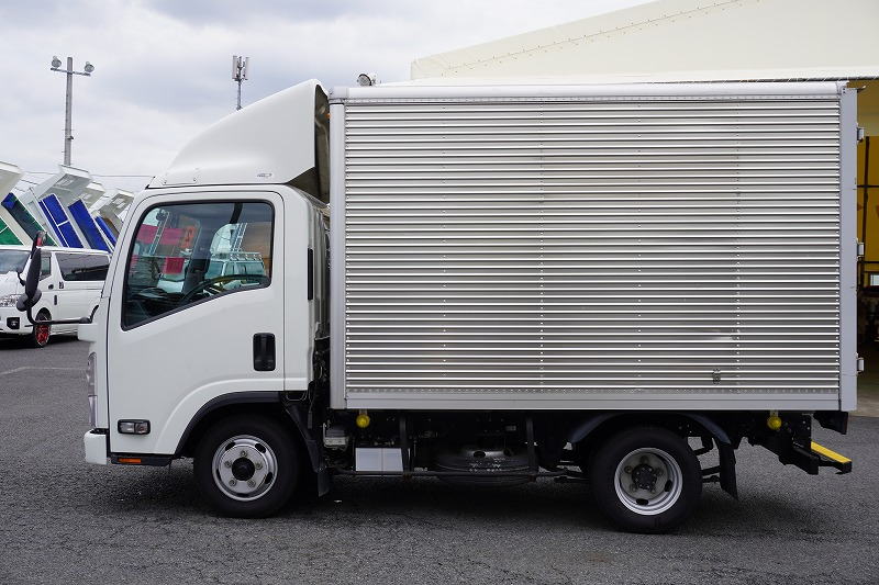 エルフ　１０尺　アルミバン　積載２０００ｋｇ　ラッシング２段　バックカメラ　社外ナビ　ＥＴＣ　全高２．８ｍ　導風板　９０度ストッパー　パブコ製　衝突軽減ブレーキ　車線逸脱警報　ＡＴ車！　車検「Ｒ８年２月まで！」1