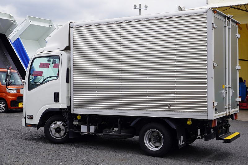 エルフ　１０尺　アルミバン　積載２０００ｋｇ　ラッシング２段　バックカメラ　社外ナビ　ＥＴＣ　全高２．８ｍ　導風板　９０度ストッパー　パブコ製　衝突軽減ブレーキ　車線逸脱警報　ＡＴ車！　車検「Ｒ８年２月まで！」5