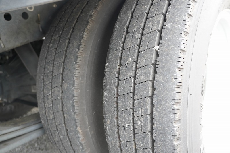 エルフ　１０尺　アルミバン　積載２０００ｋｇ　ラッシング２段　バックカメラ　社外ナビ　ＥＴＣ　全高２．８ｍ　導風板　９０度ストッパー　パブコ製　衝突軽減ブレーキ　車線逸脱警報　ＡＴ車！　車検「Ｒ８年２月まで！」8