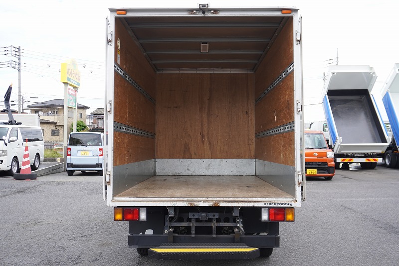 エルフ　１０尺　アルミバン　積載２０００ｋｇ　ラッシング２段　バックカメラ　社外ナビ　ＥＴＣ　全高２．８ｍ　導風板　９０度ストッパー　パブコ製　衝突軽減ブレーキ　車線逸脱警報　ＡＴ車！　車検「Ｒ８年２月まで！」16
