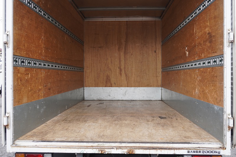 エルフ　１０尺　アルミバン　積載２０００ｋｇ　ラッシング２段　バックカメラ　社外ナビ　ＥＴＣ　全高２．８ｍ　導風板　９０度ストッパー　パブコ製　衝突軽減ブレーキ　車線逸脱警報　ＡＴ車！　車検「Ｒ８年２月まで！」17