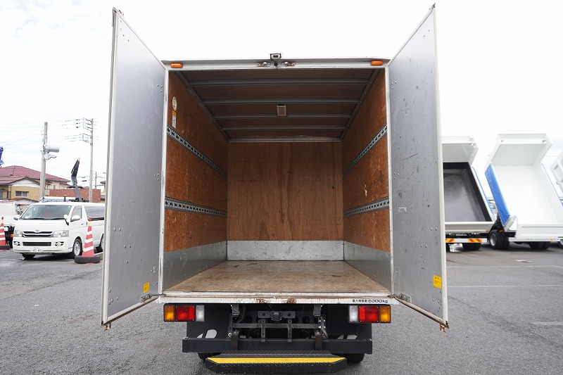 エルフ　１０尺　アルミバン　積載２０００ｋｇ　ラッシング２段　バックカメラ　社外ナビ　ＥＴＣ　全高２．８ｍ　導風板　９０度ストッパー　パブコ製　衝突軽減ブレーキ　車線逸脱警報　ＡＴ車！　車検「Ｒ８年２月まで！」20