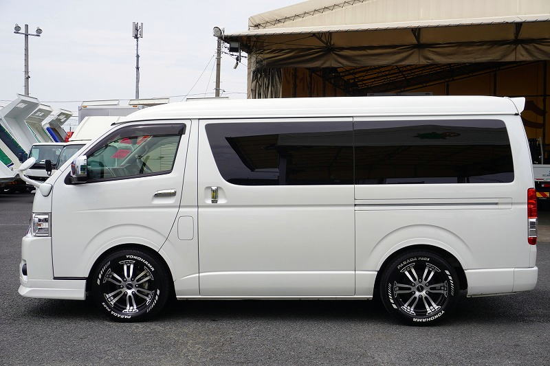 ハイエースワゴン　ＧＬ　「ワイド　ミドルルーフ　２ＷＤ」　４ドア　ガソリン車　１０人乗り　パワースライドドア　社外ナビ　フルセグＴＶ　ＥＴＣ　バックカメラ　フリップダウンモニター　デジタルインナーミラー　パノラミックビューモニター　クリアランスソナー　アルミホイール　フロントスポイラー　リアウイング　ＬＥＤヘッドライト　スマートキー　電格ミラー　衝突軽減ブレーキ　車線逸脱警報　高年式！ＡＴ車！1