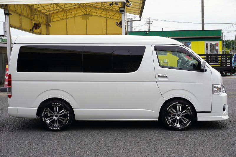 ハイエースワゴン　ＧＬ　「ワイド　ミドルルーフ　２ＷＤ」　４ドア　ガソリン車　１０人乗り　パワースライドドア　社外ナビ　フルセグＴＶ　ＥＴＣ　バックカメラ　フリップダウンモニター　デジタルインナーミラー　パノラミックビューモニター　クリアランスソナー　アルミホイール　フロントスポイラー　リアウイング　ＬＥＤヘッドライト　スマートキー　電格ミラー　衝突軽減ブレーキ　車線逸脱警報　高年式！ＡＴ車！3