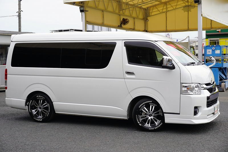 ハイエースワゴン　ＧＬ　「ワイド　ミドルルーフ　２ＷＤ」　４ドア　ガソリン車　１０人乗り　パワースライドドア　社外ナビ　フルセグＴＶ　ＥＴＣ　バックカメラ　フリップダウンモニター　デジタルインナーミラー　パノラミックビューモニター　クリアランスソナー　アルミホイール　フロントスポイラー　リアウイング　ＬＥＤヘッドライト　スマートキー　電格ミラー　衝突軽減ブレーキ　車線逸脱警報　高年式！ＡＴ車！4