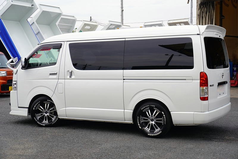 ハイエースワゴン　ＧＬ　「ワイド　ミドルルーフ　２ＷＤ」　４ドア　ガソリン車　１０人乗り　パワースライドドア　社外ナビ　フルセグＴＶ　ＥＴＣ　バックカメラ　フリップダウンモニター　デジタルインナーミラー　パノラミックビューモニター　クリアランスソナー　アルミホイール　フロントスポイラー　リアウイング　ＬＥＤヘッドライト　スマートキー　電格ミラー　衝突軽減ブレーキ　車線逸脱警報　高年式！ＡＴ車！5