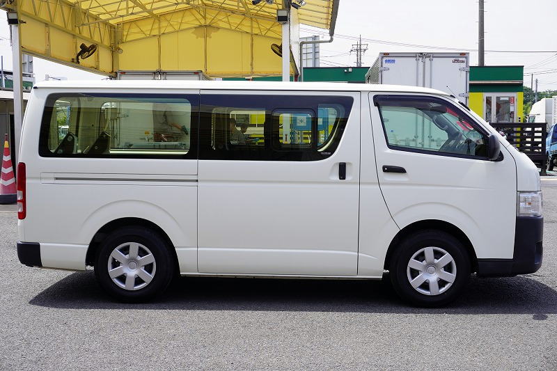 ハイエース　ロング　ＤＸ　５ドア　ガソリン車　３～６人乗り　トヨタ車体製パワーゲート　バックカメラ　ナビ　ワンセグＴＶ　ＥＴＣ　小窓　キーレス　ＡＴ車！3