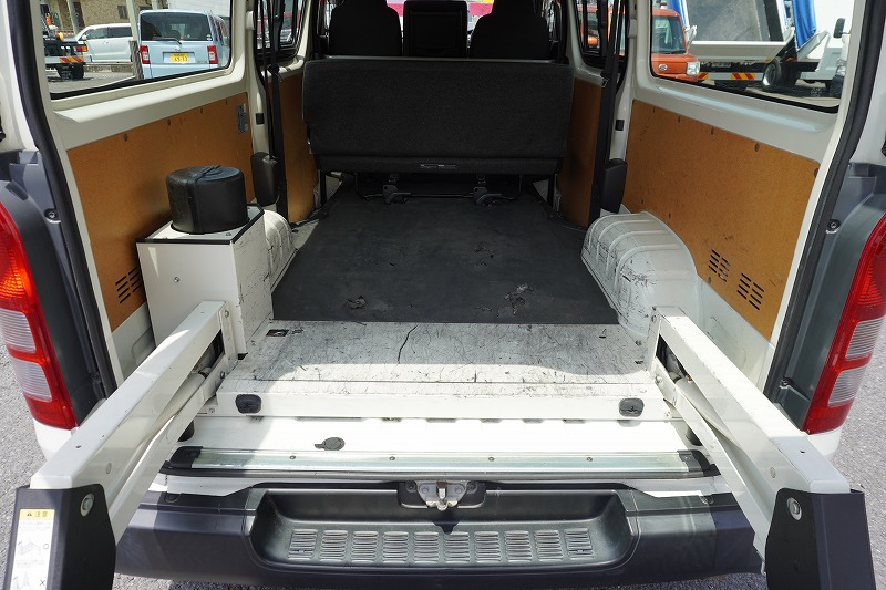 ハイエース　ロング　ＤＸ　５ドア　ガソリン車　３～６人乗り　トヨタ車体製パワーゲート　バックカメラ　ナビ　ワンセグＴＶ　ＥＴＣ　小窓　キーレス　ＡＴ車！14