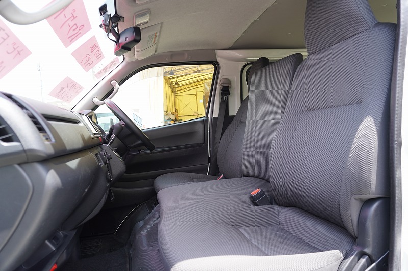 ハイエース　ロング　ＤＸ　５ドア　ガソリン車　３～６人乗り　トヨタ車体製パワーゲート　バックカメラ　ナビ　ワンセグＴＶ　ＥＴＣ　小窓　キーレス　ＡＴ車！38