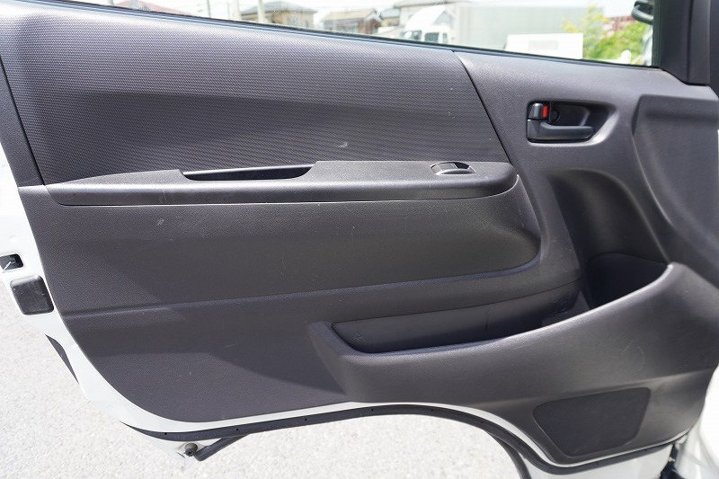 ハイエース　ロング　ＤＸ　５ドア　ガソリン車　３～６人乗り　トヨタ車体製パワーゲート　バックカメラ　ナビ　ワンセグＴＶ　ＥＴＣ　小窓　キーレス　ＡＴ車！39